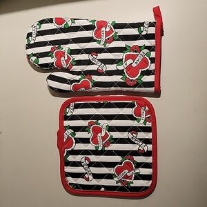 Sourpuss Vegan AF Traditional Tattoo Pot Holder and Oven Mitt Set